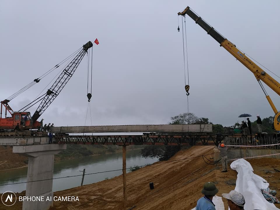 Quyết tâm hoàn thành công trình cầu Hương Thủy, huyện Hương Khê trước mùa mưa bão