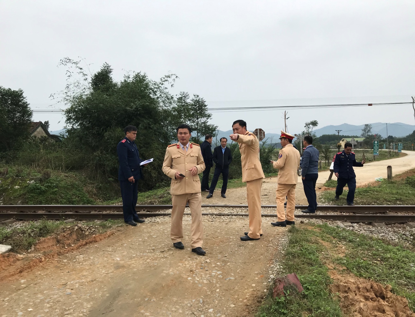 Thanh tra Sở chủ trì, phối hợp kiểm tra việc thực hiện thu hẹp, giảm, xóa bỏ, lối đi tự mở giao cắt với đường sắt quốc gia qua địa bàn tỉnh Hà Tĩnh.