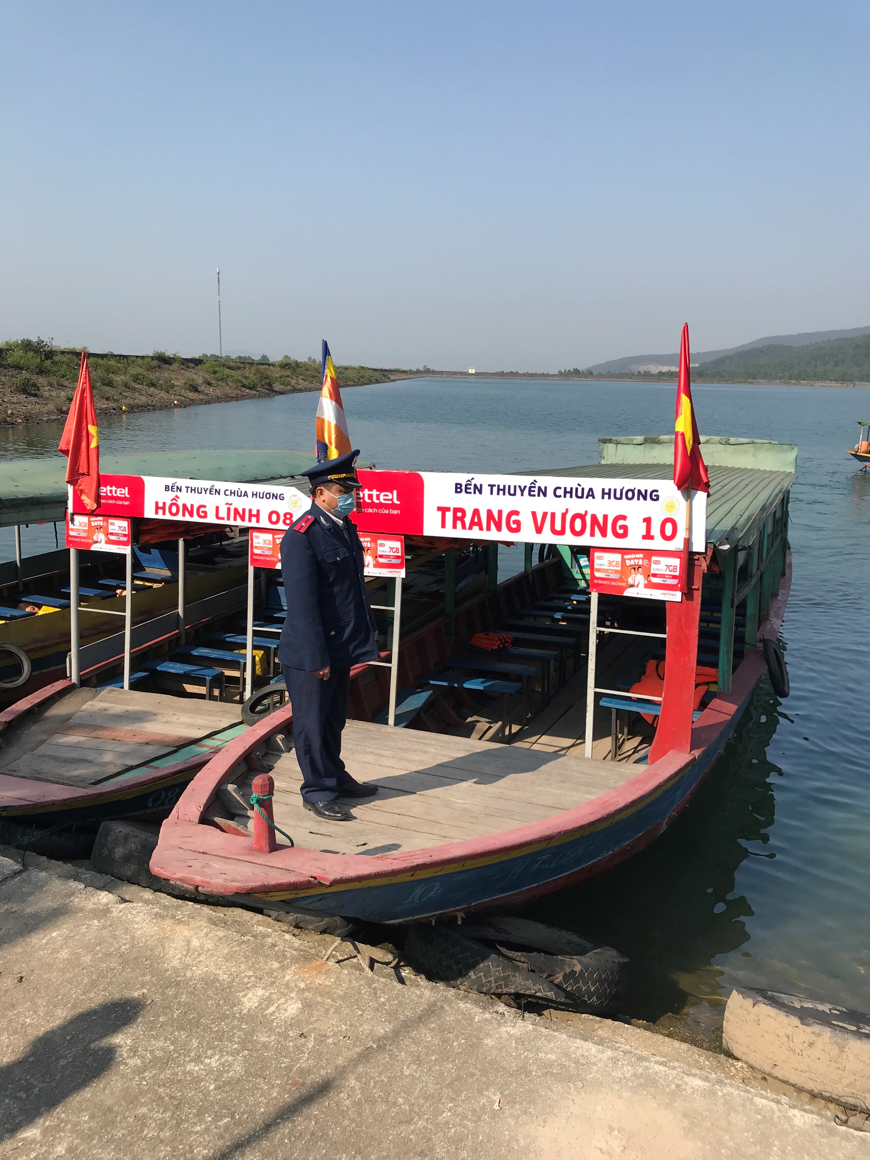 Thanh tra Sở đảm bảo an toàn đường thủy tại Lễ hội Chùa Hương.
