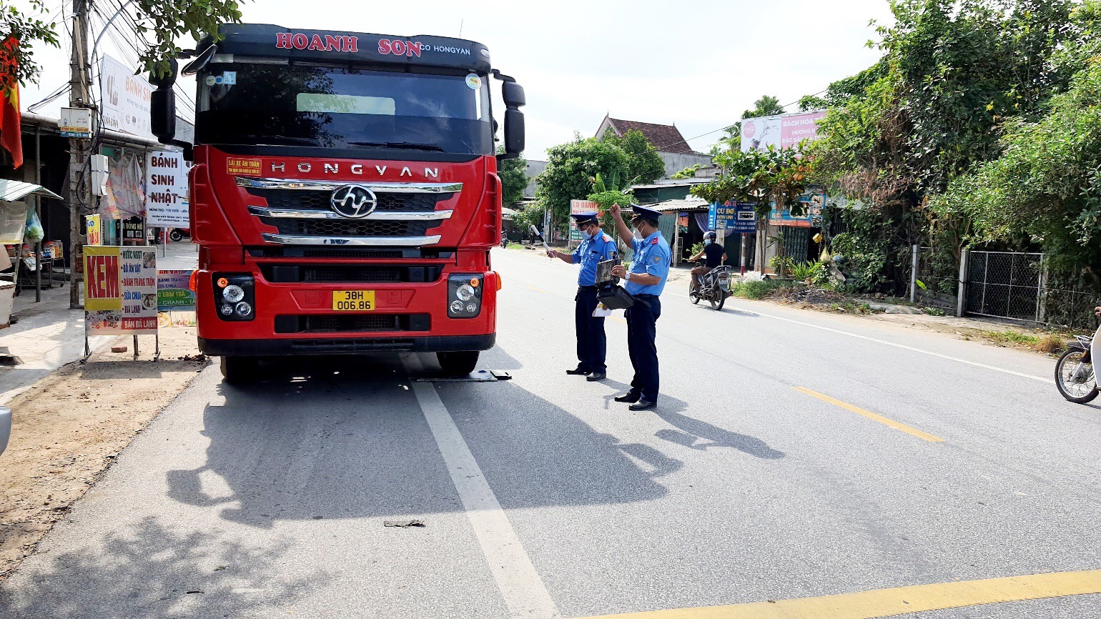 Thanh tra Sở GTVT Hà Tĩnh - Mở đợt cao điểm kiểm tra, xử lý vi phạm về tải trọng phương tiện đường bộ.