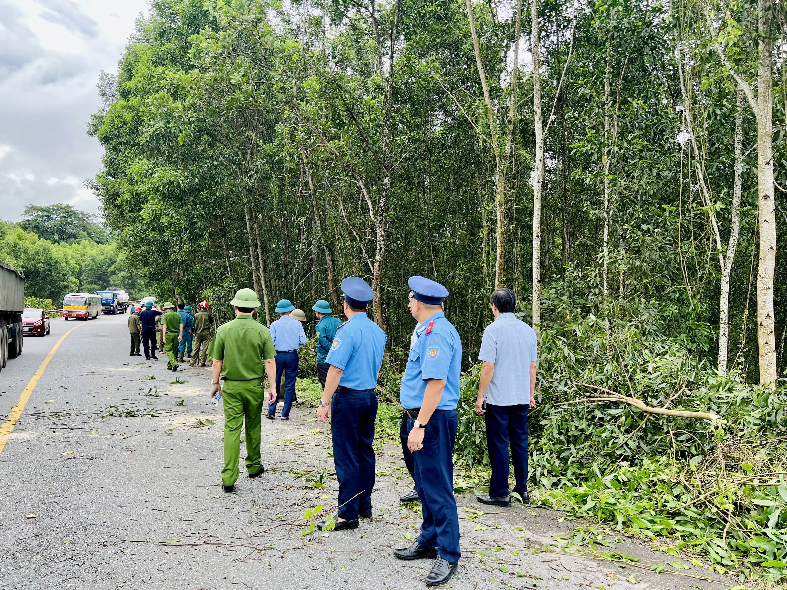 Tuyên truyền, giải tỏa hành lang an toàn giao thông đường bộ trên tuyến QL 15