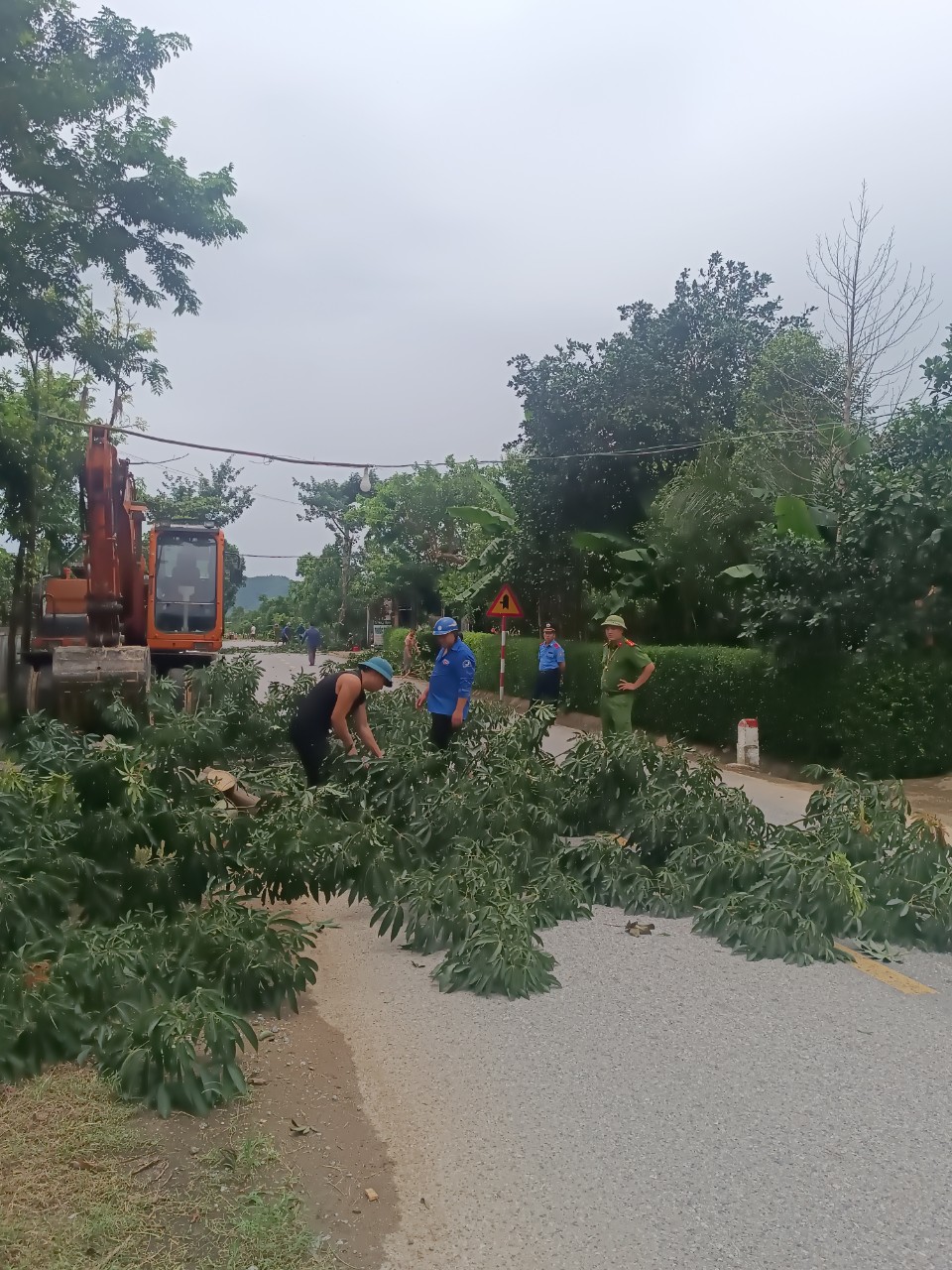 Giải tỏa hành lang ATGT trên địa bàn xã Hương Trạch Hương Khê Hà Tĩnh