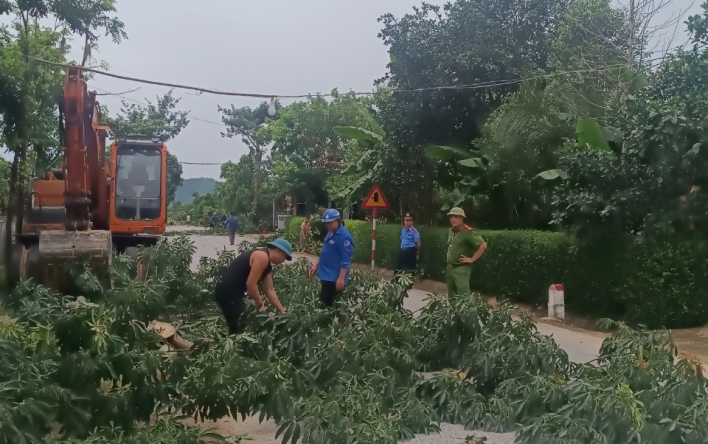 Giải tỏa hành lang ATGT trên địa bàn xã Hương Trạch Hương...